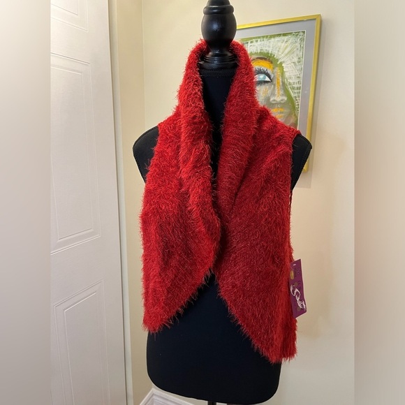 ✅🆕BLMLQ red crochet vest  w/back floral design 🧶❣️ - Picture 1 of 4